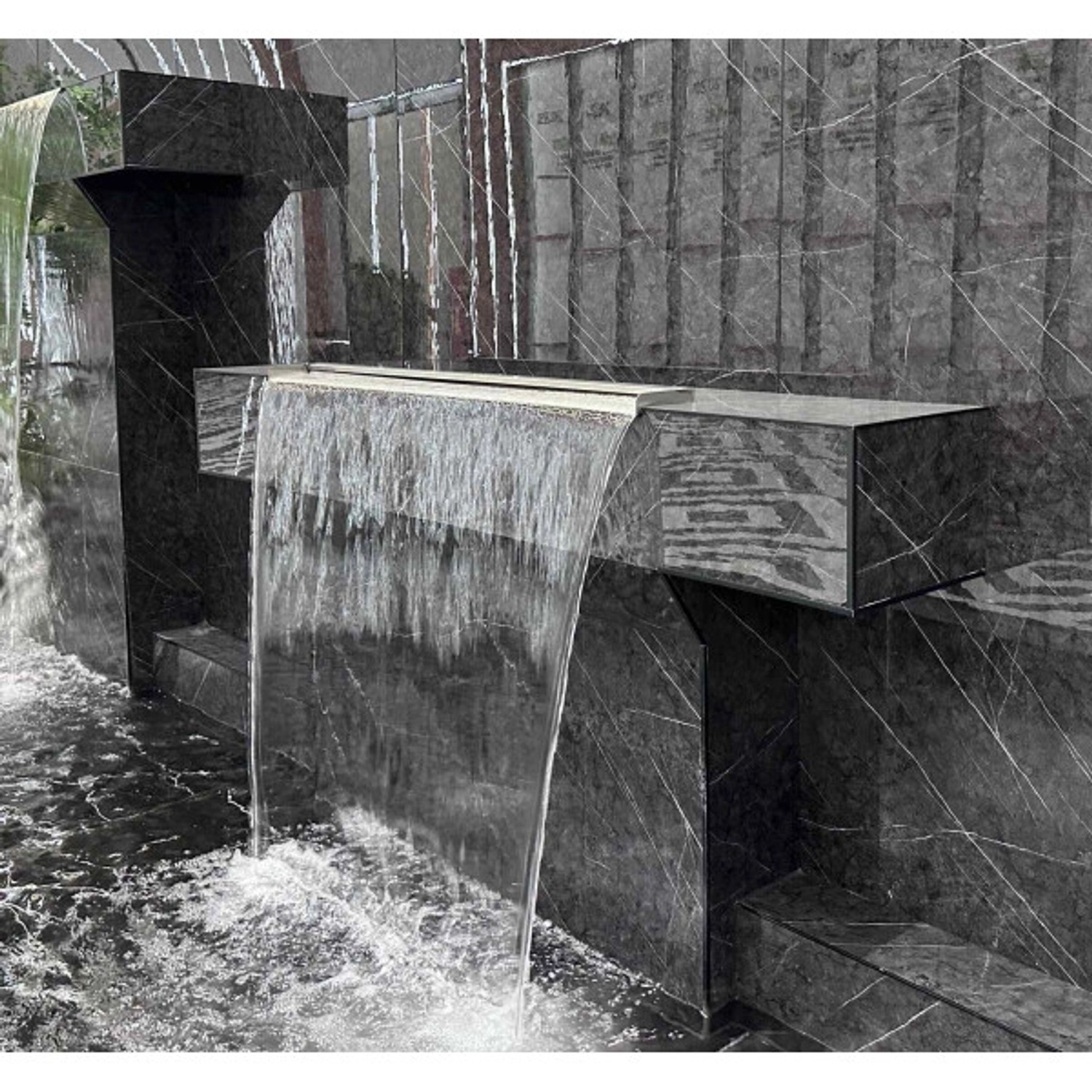 Colortree Wandpaneele in Silber-Gesprenkelt Optik als Wasserspiel-Verkleidung.