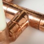 Detailaufnahme: DIY Kerzenständer aus Kupferrohren und Verbindungsstücken von CREATE! by OBI.