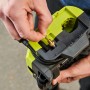 Ryobi Akku-Multi-Kompressor: Hand befestigt Ventiladapter am Kompressor. Ideal zum Aufpumpen von Reifen und Bällen.
