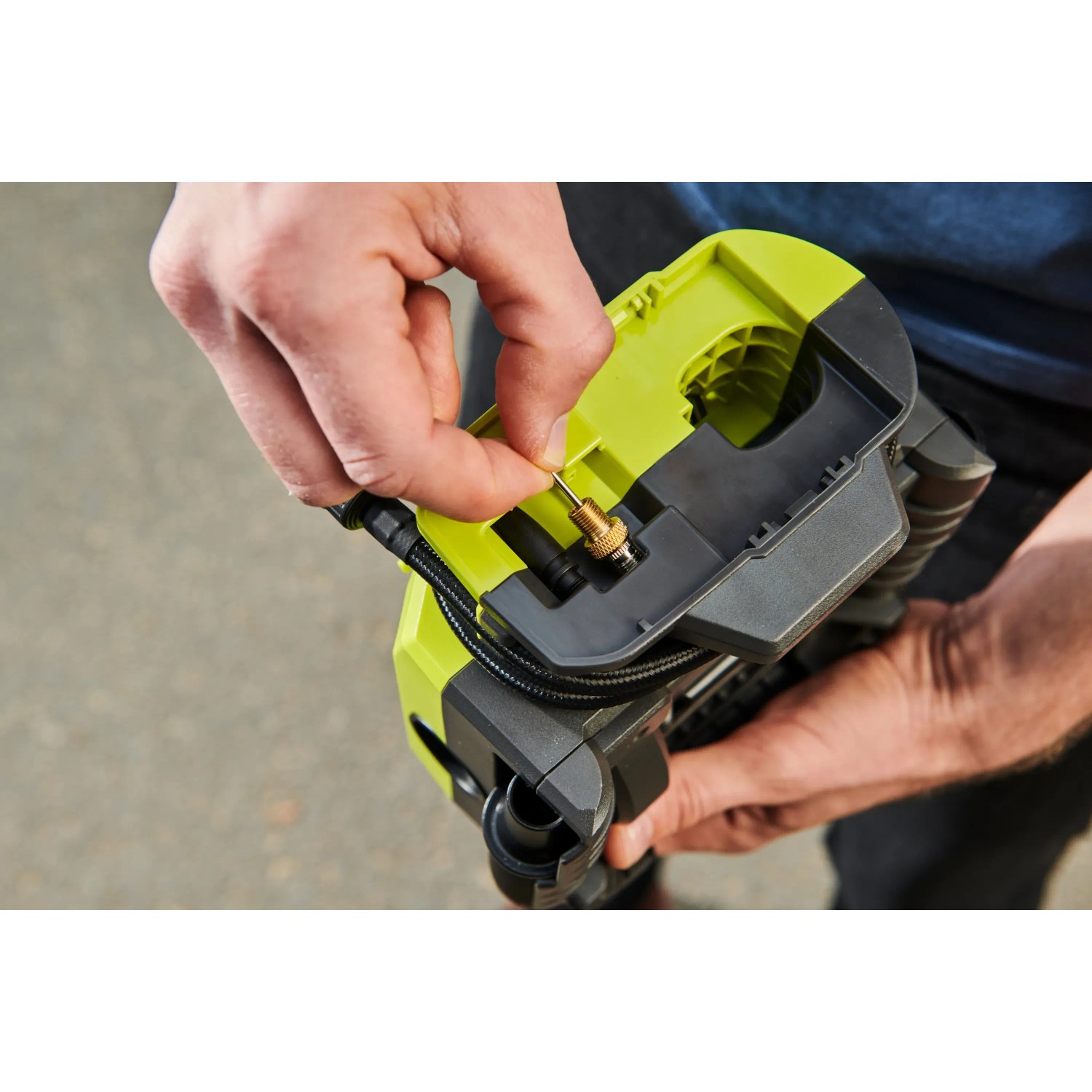 Ryobi Akku-Multi-Kompressor: Hand befestigt Ventiladapter am Kompressor. Ideal zum Aufpumpen von Reifen und Bällen.