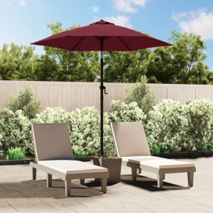 Burgunderroter Sonnenschirm (200x224cm) von vidaXL spendet Schatten auf Terrasse mit Liegen.