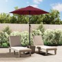 Burgunderroter Sonnenschirm (200x224cm) von vidaXL spendet Schatten auf Terrasse mit Liegen.