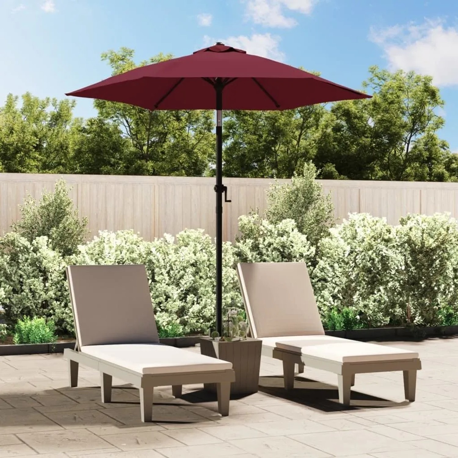Burgunderroter Sonnenschirm (200x224cm) von vidaXL spendet Schatten auf Terrasse mit Liegen.