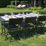 Schwarzer Perel Klapptisch (180 cm) mit Stühlen im Garten, gedeckt für 6 Personen.