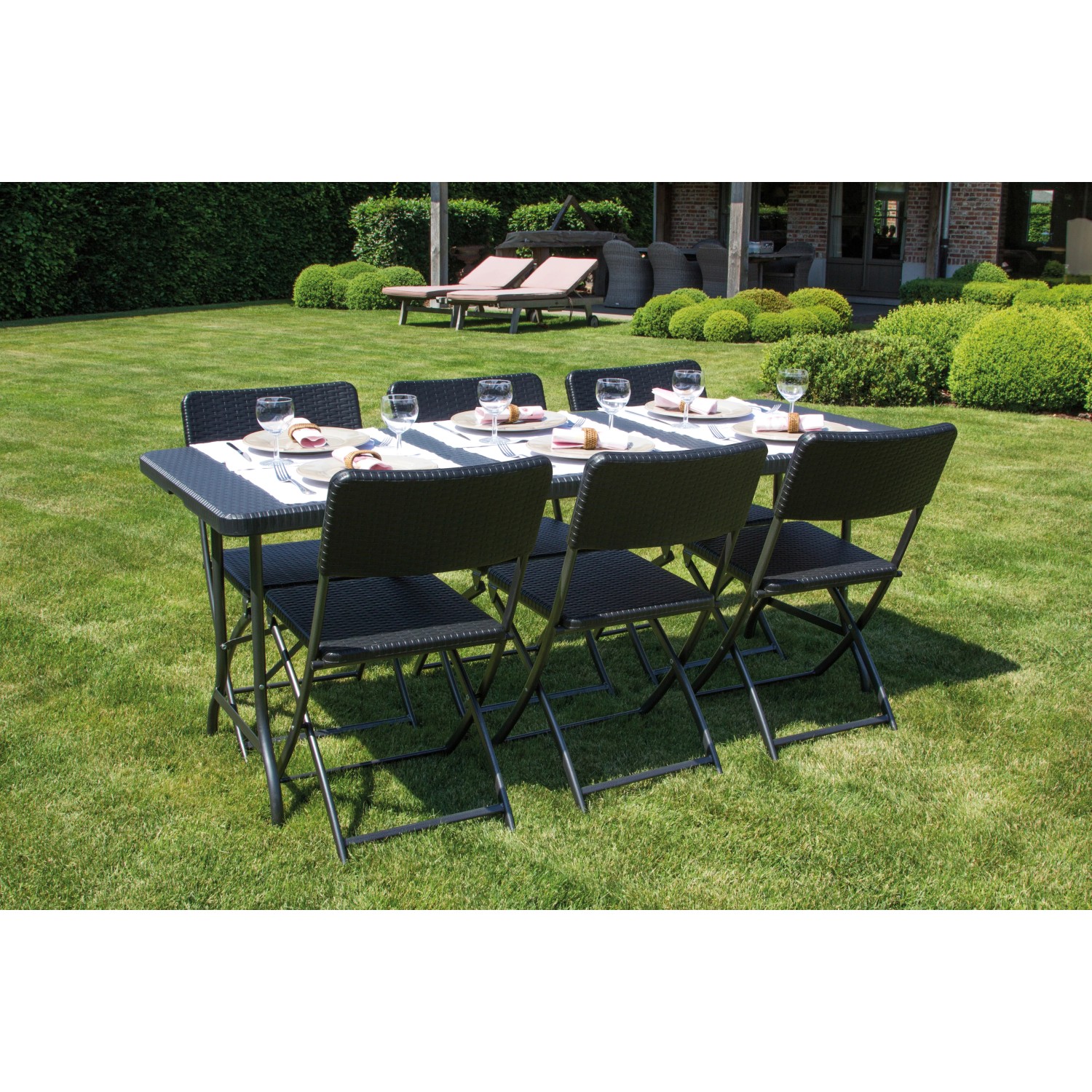 Schwarzer Perel Klapptisch (180 cm) mit Stühlen im Garten, gedeckt für 6 Personen.