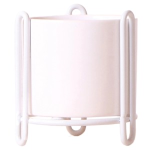 Weißer Keramik-Übertopf Essential, Ø 6 cm, mit filigranem Metallgestell für Zimmerpflanzen.
