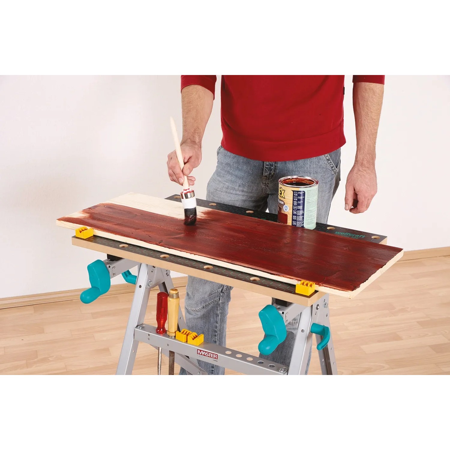 Wolfcraft Master 200 Werkbank beim Holz streichen mit Pinsel und Farbe.