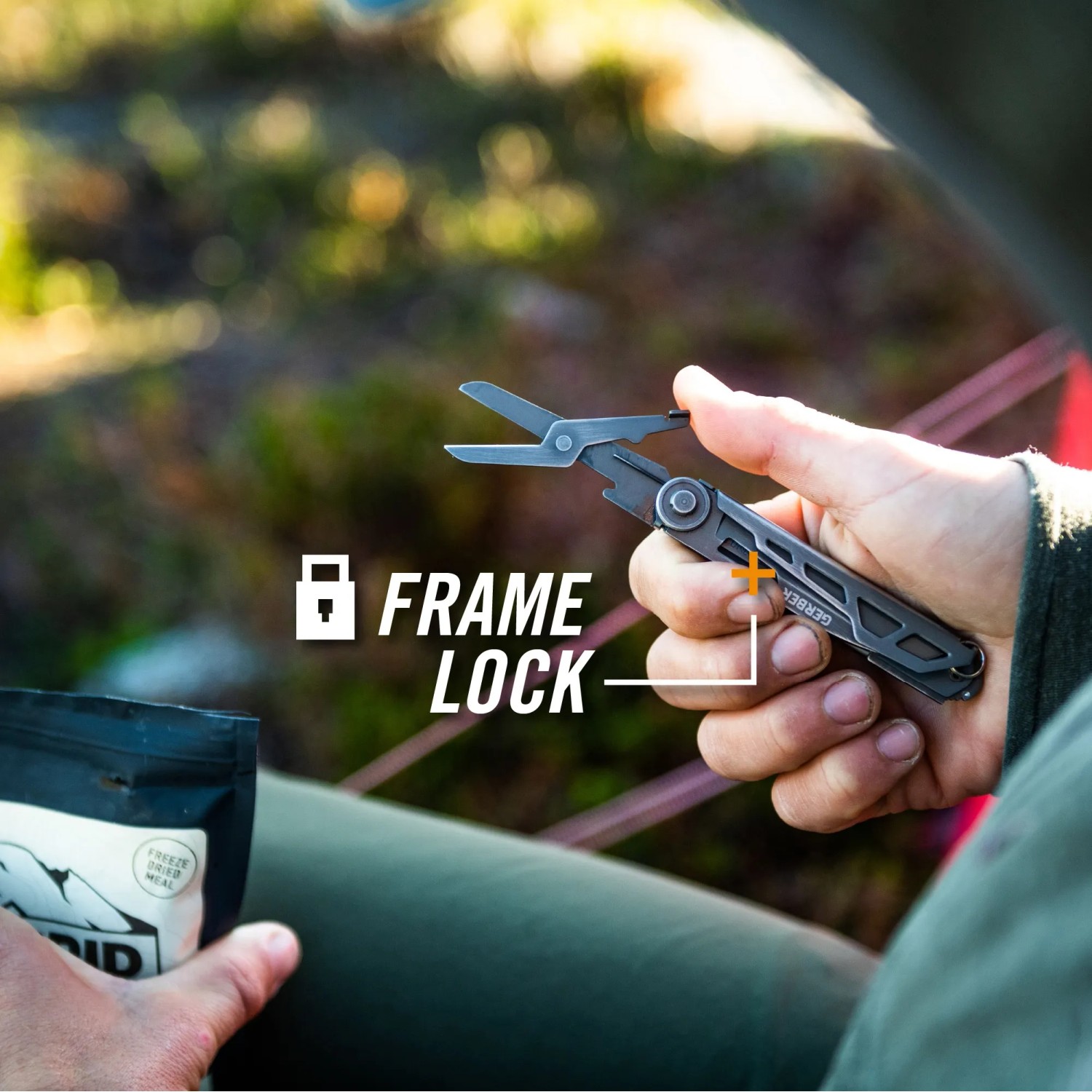 Gerber Armbar Slim Cut Taschenmesser mit Schere in Hand, Multitool für Camping & Alltag.