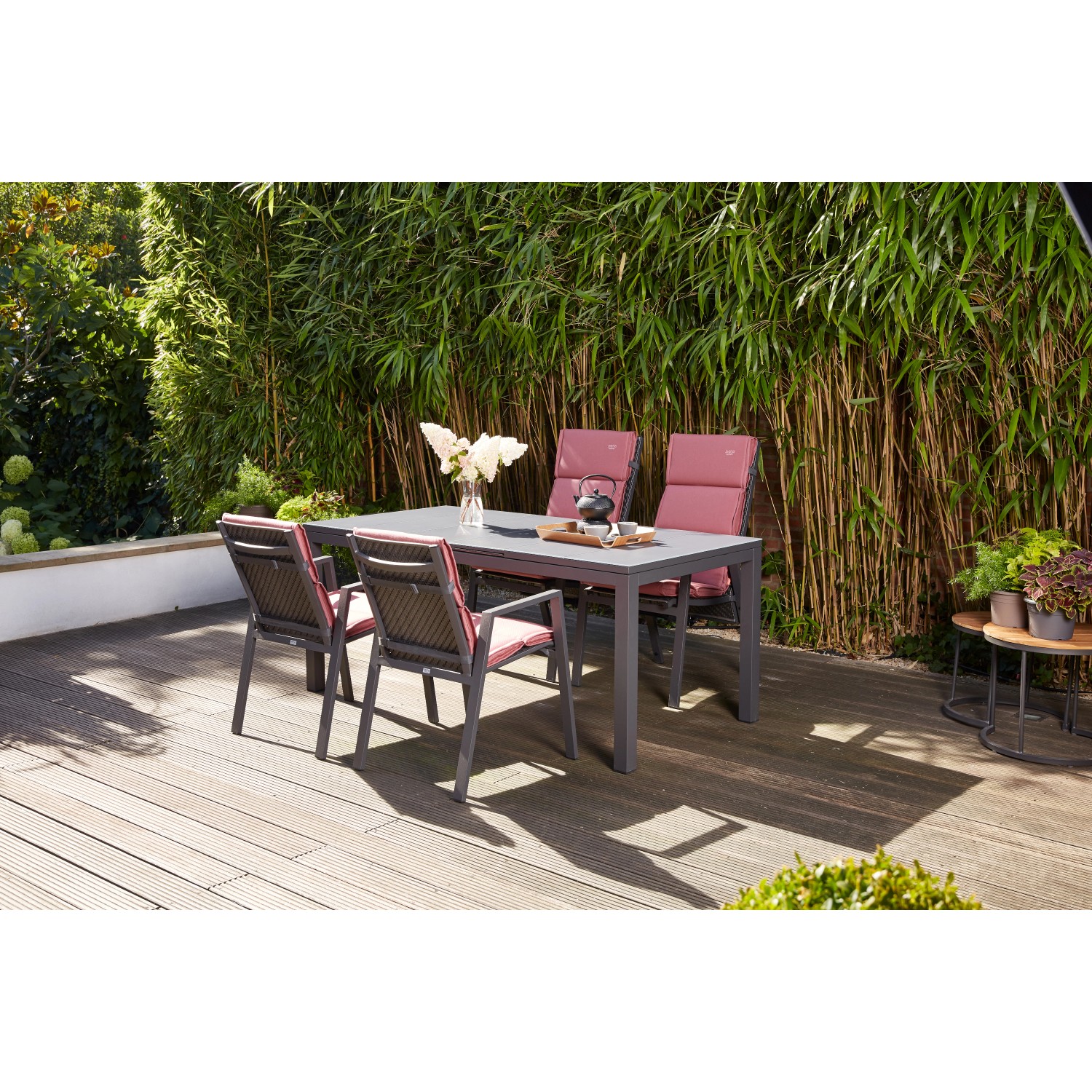 Siena Garden Sesselauflage Stella, altrosa, auf Gartenstühlen am Esstisch im Garten.