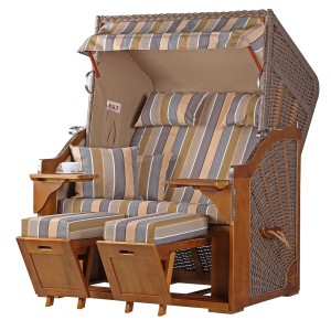 Zweisitzer Strandkorb Schleswig, Pinie Mokka, mit Streifenmuster, ausziehbaren Fußstützen und Bistrotisch.