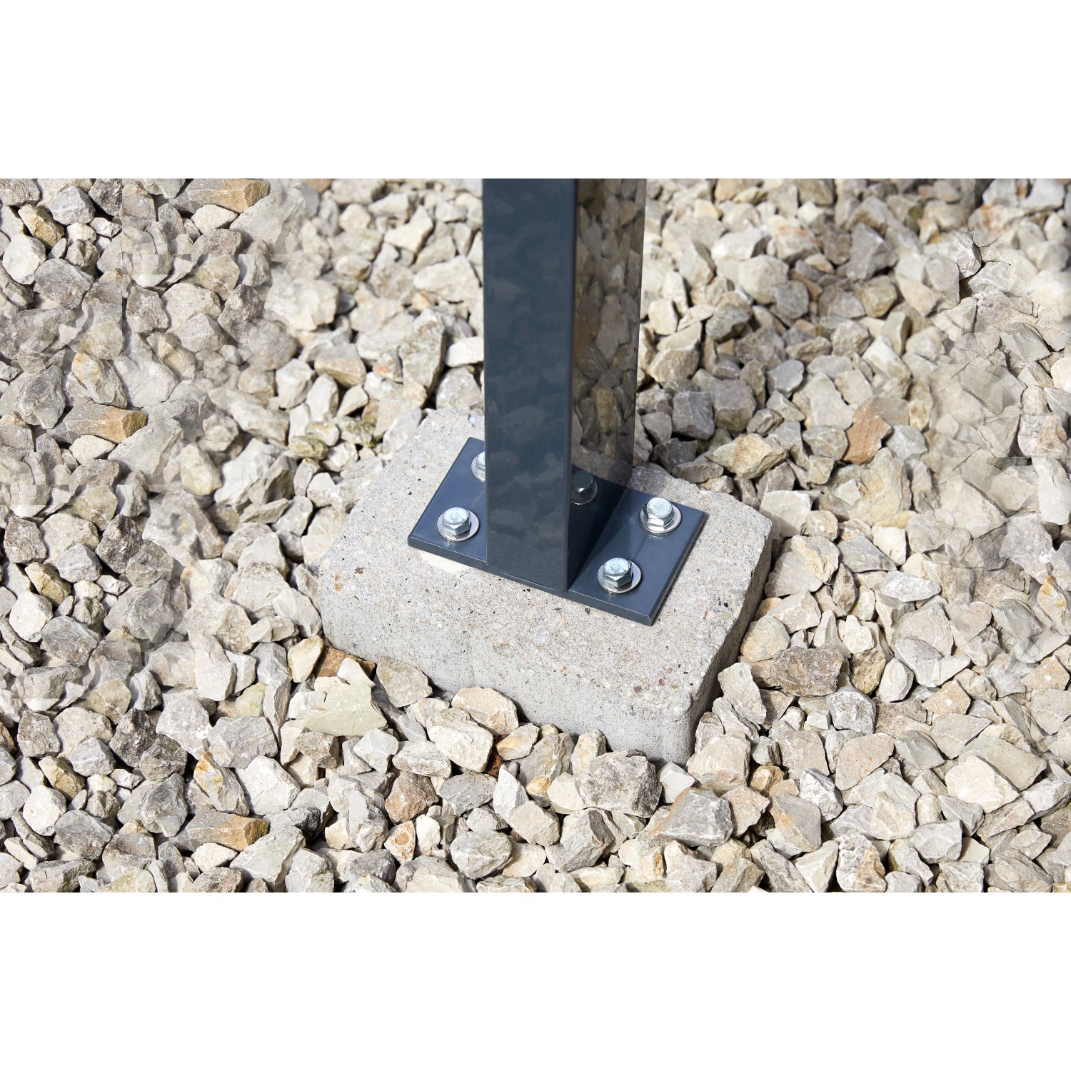 Detailaufnahme: Pfostenfuß der anthrazitfarbenen Gutta Terrassenüberdachung auf Betonfundament.