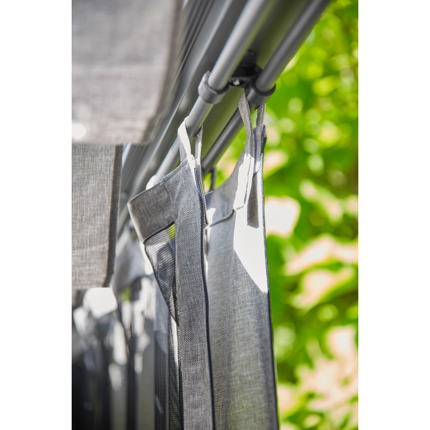 Siena Garden Seitenteile Silber-Grau für Schattenmanufaktur, Detailansicht Vorhang und Gardinenstange.