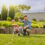 Gardena CleverRoll L Easy Metall Schlauchwagen mit Mann im Garten.