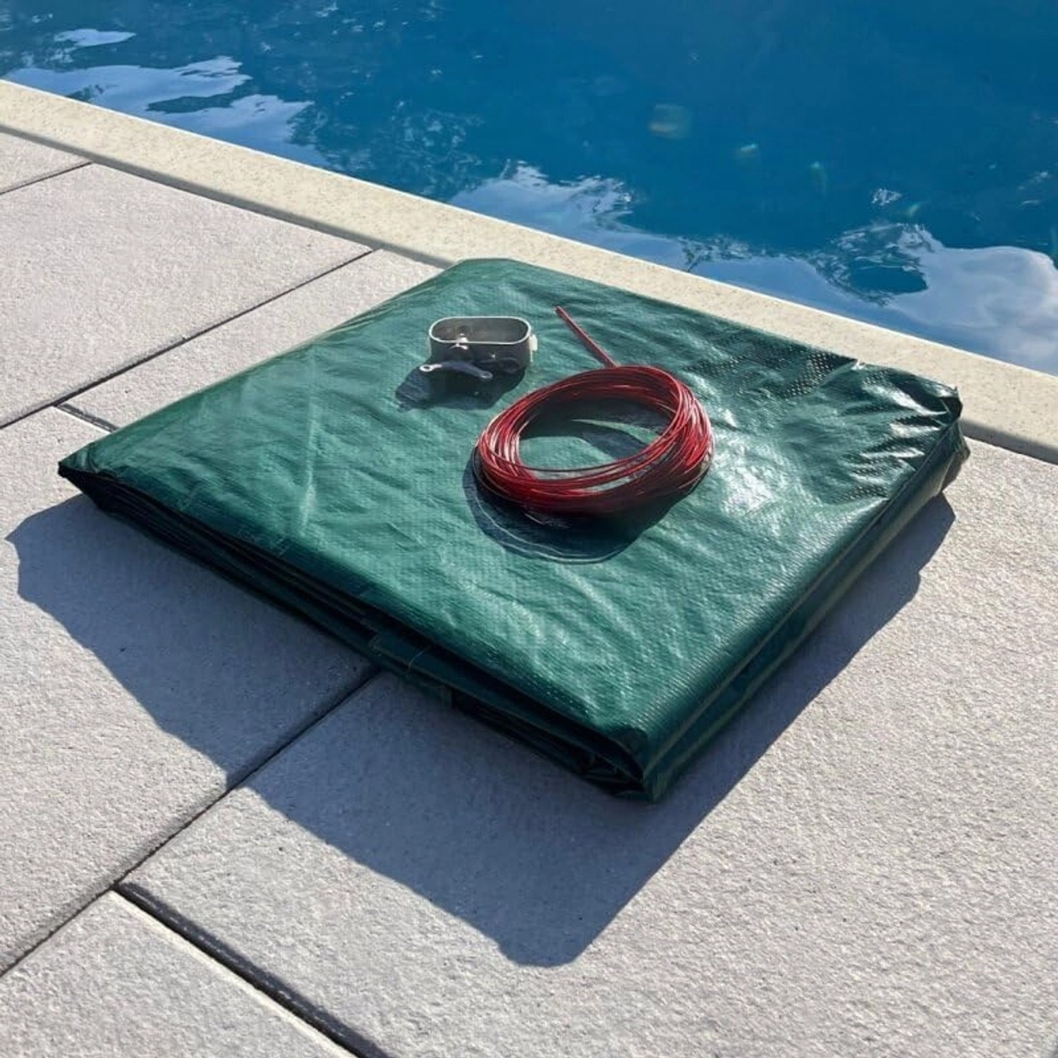 Poolomio Winterplane 320 cm: Grüne Poolabdeckung mit Zubehör für runde Pools.