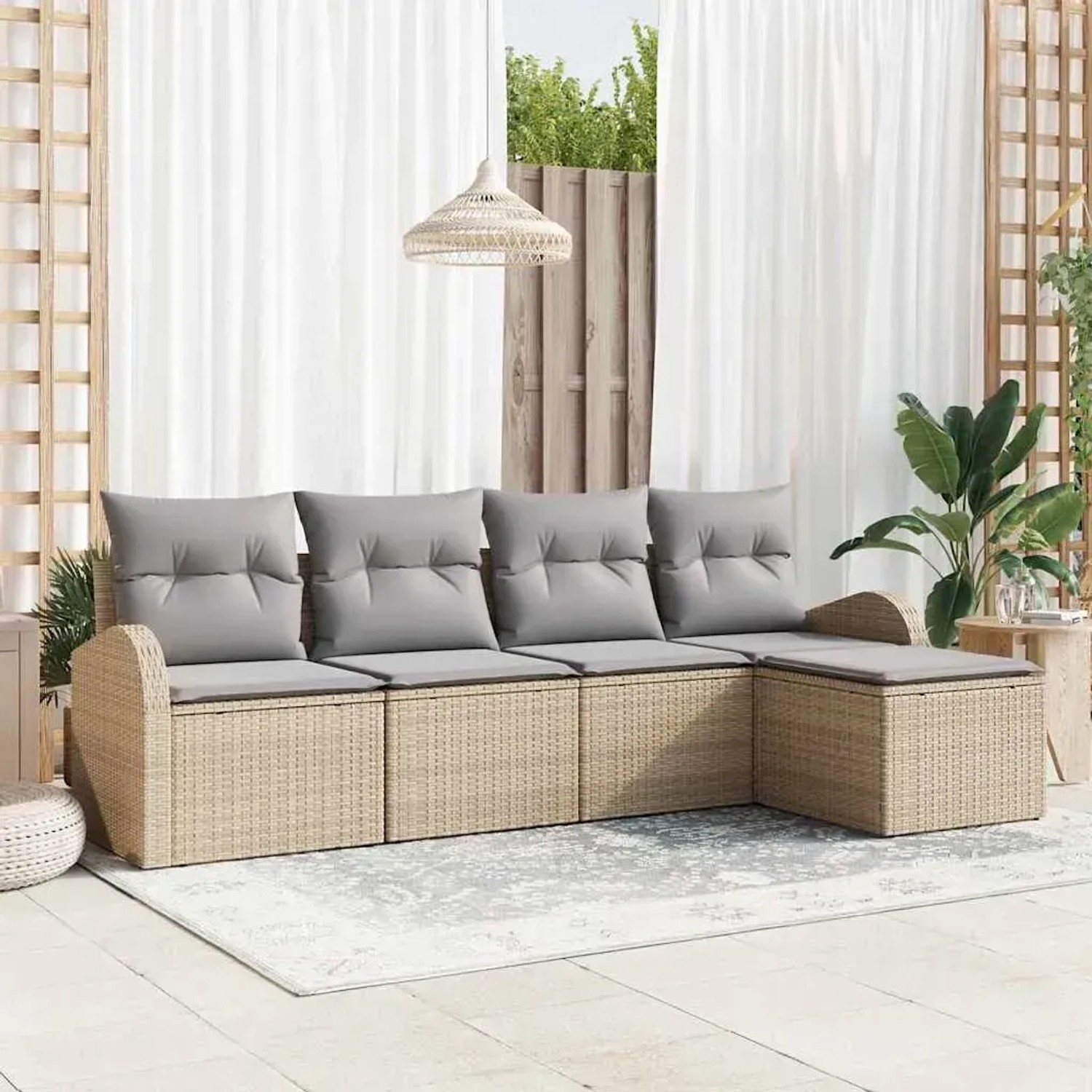 Beiges 5-teiliges Garten-Sofa-Set aus Poly Rattan mit grauen Kissen.