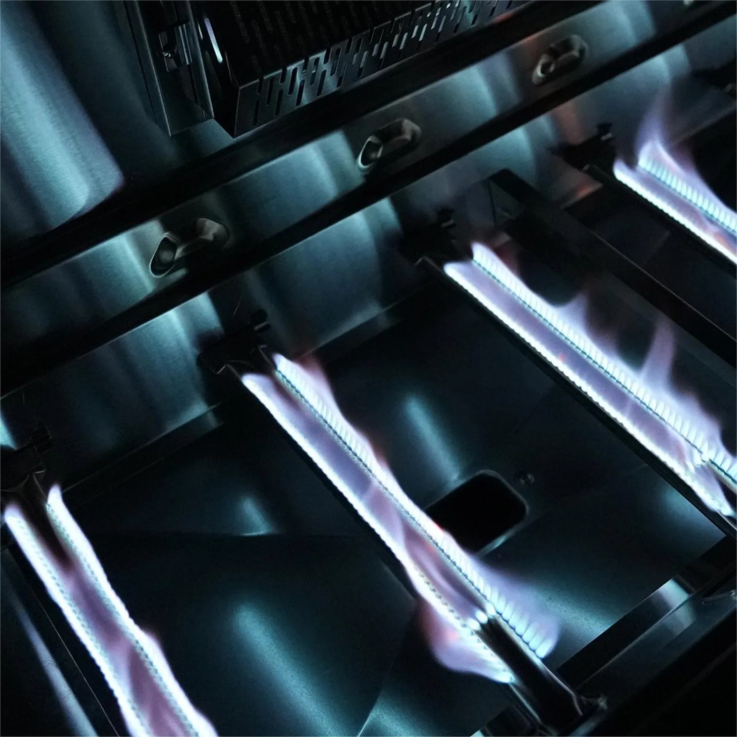 Detailaufnahme: Taino Platinum Yamara Gasgrill mit brennenden Edelstahl Brennern.