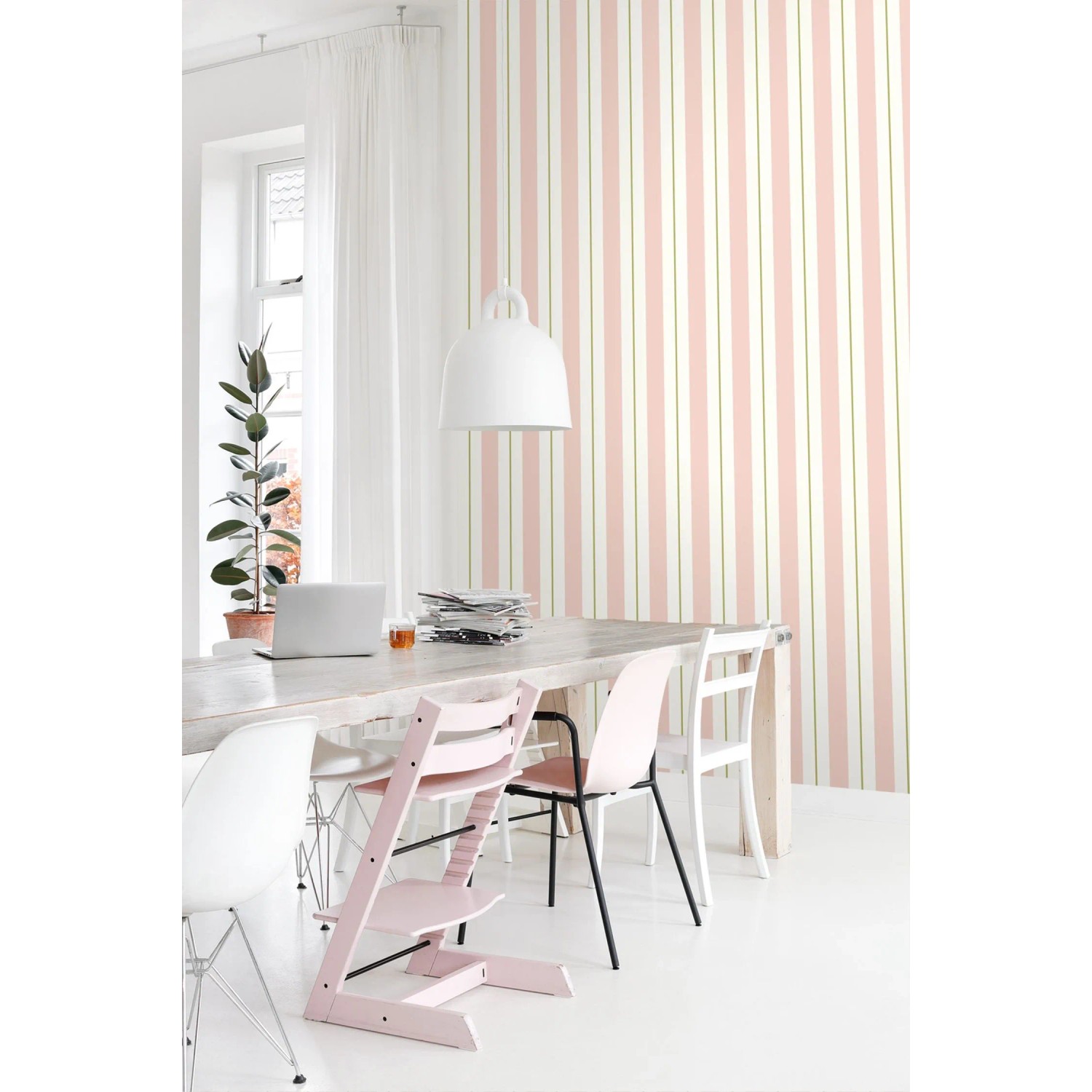 ESTAhome Vliestapete mit hellrosa, olivgrünen und weißen Streifen an einer Wand im Wohnraum.