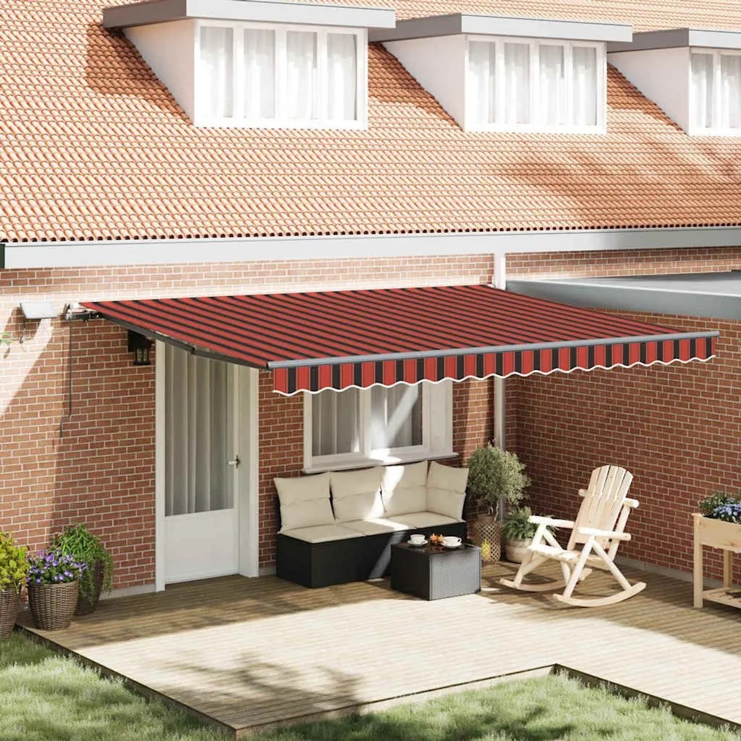 Ausgezogene, orange-braune vidaXL Markise (450x300 cm) spendet Schatten auf Terrasse mit Möbeln.