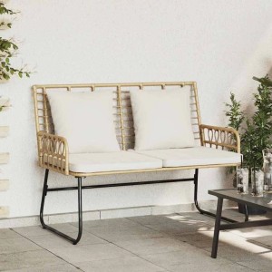 Gartenbank aus Poly-Rattan in Braun/Creme mit Stahlrahmen und Kissen.