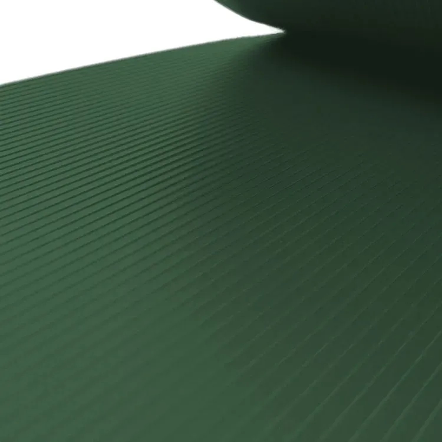 Nahaufnahme: Tannengrüne zaunzu Sichtschutz Rille PP Zaunfolie (26m Rolle) für Doppelstabmatten.