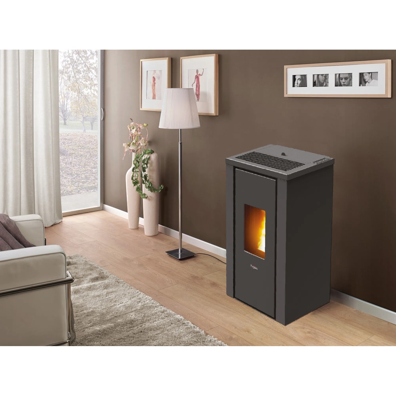 PEGASO Pelletofen Vera Stahl Anthrazit 7 kW im Wohnraum mit brennendem Feuer.