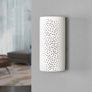 Moderne Lindby LED Deckenleuchte Jiru aus Gips/Ton in Weiß mit Lochmuster für Flur und Treppenhaus.