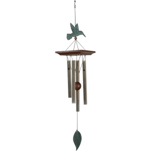 Hellgoldenes Klangspiel mit Kolibri-Verzierung, 62 cm, für Garten und Terrasse.