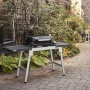 Weber Slate GP 43cm Premium Plancha Gasgrill auf einem Tisch im Garten.