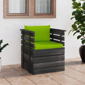 Gartensessel aus Kiefernholz mit hellgrünen Kissen. Bequemer Holzstuhl für Garten oder Terrasse.