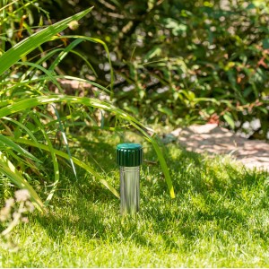 Windhager Wühlmaus-Vertreiber Aluminium 4 Star im Rasen, umgeben von Pflanzen.