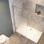 Walk-in Dusche 70x200cm mit 10mm Sicherheitsglas, Milchglasstreifen und hochglanz verchromtem Rahmen.
