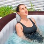 Frau entspannt im Bestway Whirlpool Maldives HydroJet Pro mit HydroJet- und AirJet-Düsen.