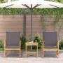 vidaXL 3-tlg. Garten-Lounge-Set aus Akazienholz mit grauen Kissen unter Sonnenschirm.