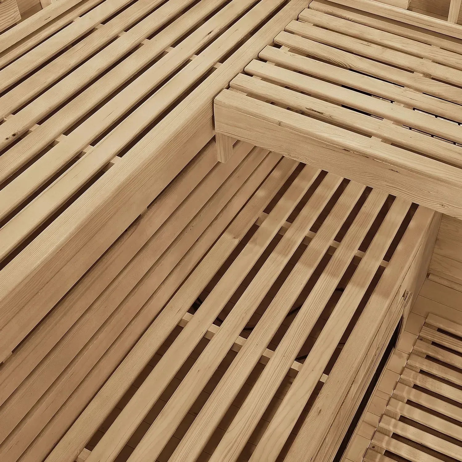 Detailaufnahme der Sitzbänke aus Hemlockholz in der Artsauna Infrarotkabine Kiruna150.