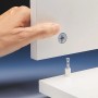 Detailaufnahme: Montage der weißen OPTIFIT Miniküche Bonn mit Exzenterverbinder.