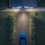 Philips Zyren Solar-LED-Außenstrahler beleuchtet Hofeinfahrt mit Auto, Vogelperspektive.