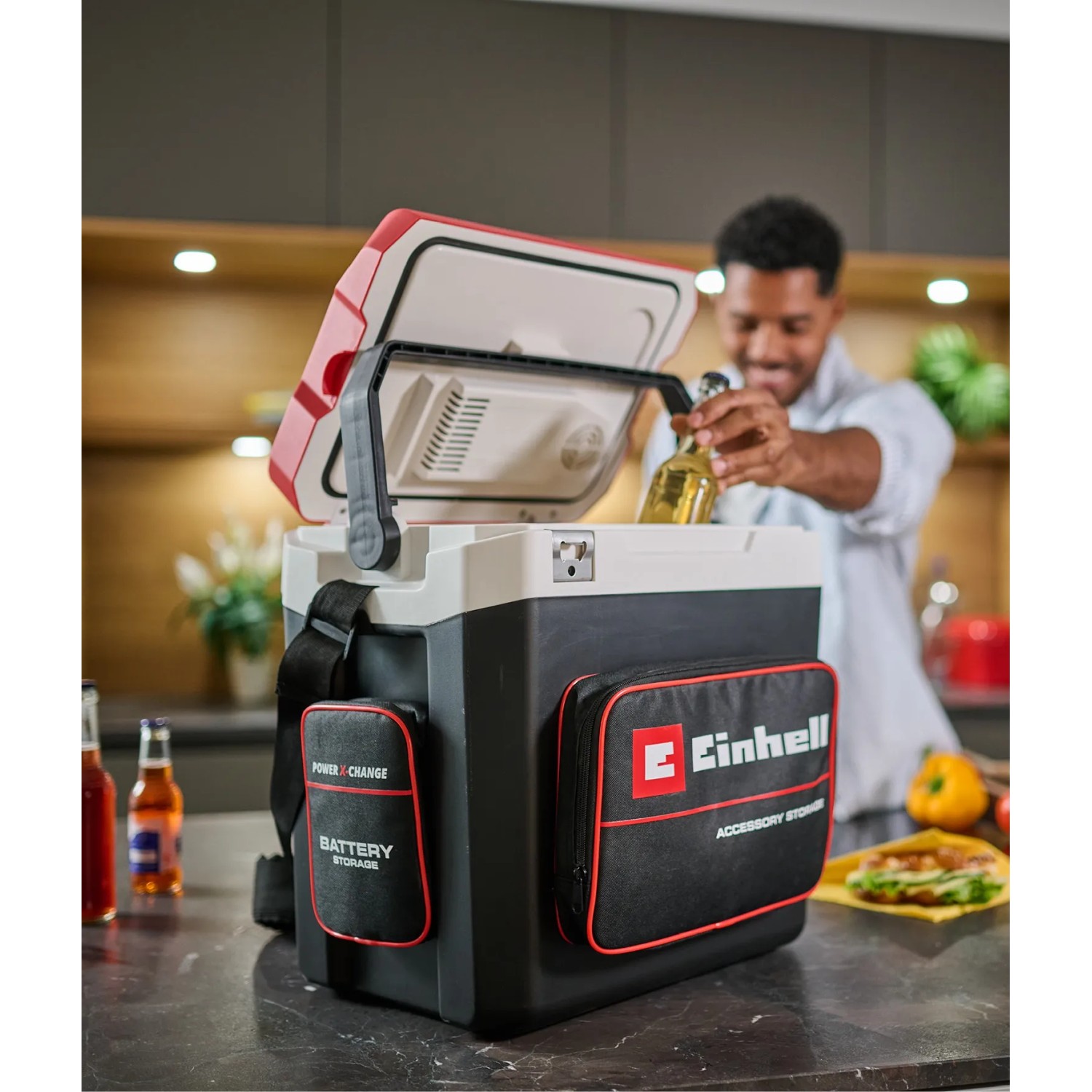 Einhell Akku-Kühlbox TE-COL 18/27 Li-Solo mit Zubehör und offener Kühlbox. Ideal für unterwegs.