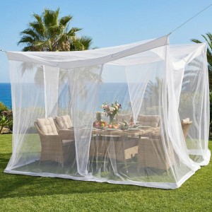 Weißes Moskitonetz Pavillon schützt Esstisch im Garten vor Insekten. Großes Fliegennetz für Outdoor, Balkon & Terrasse.