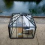 Juliana Gewächshaus Oase 8 Anthrazit, Glas-Gewächshaus mit schwarzem Rahmen, Seitenfenster und Doppeltür.