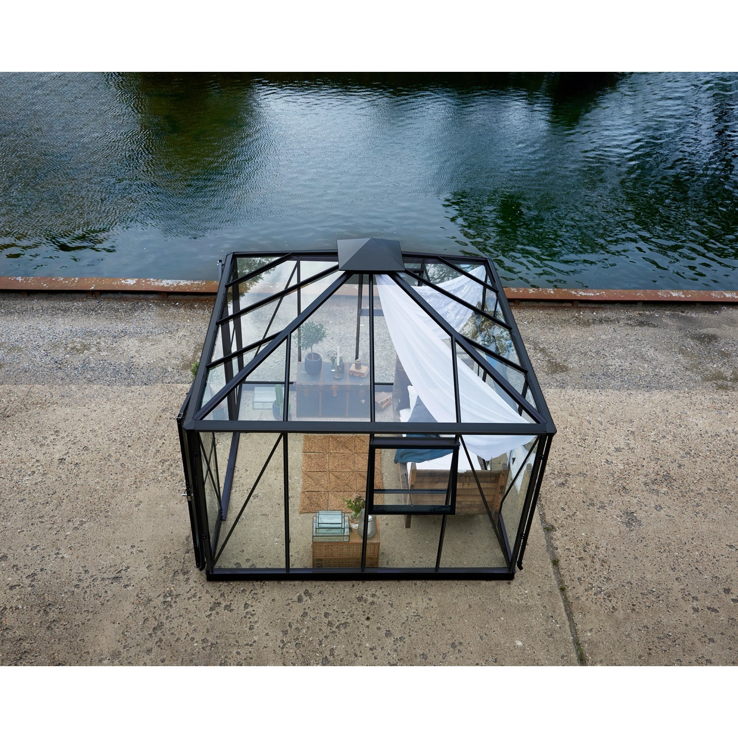 Juliana Gewächshaus Oase 8 Anthrazit, Glas-Gewächshaus mit schwarzem Rahmen, Seitenfenster und Doppeltür.