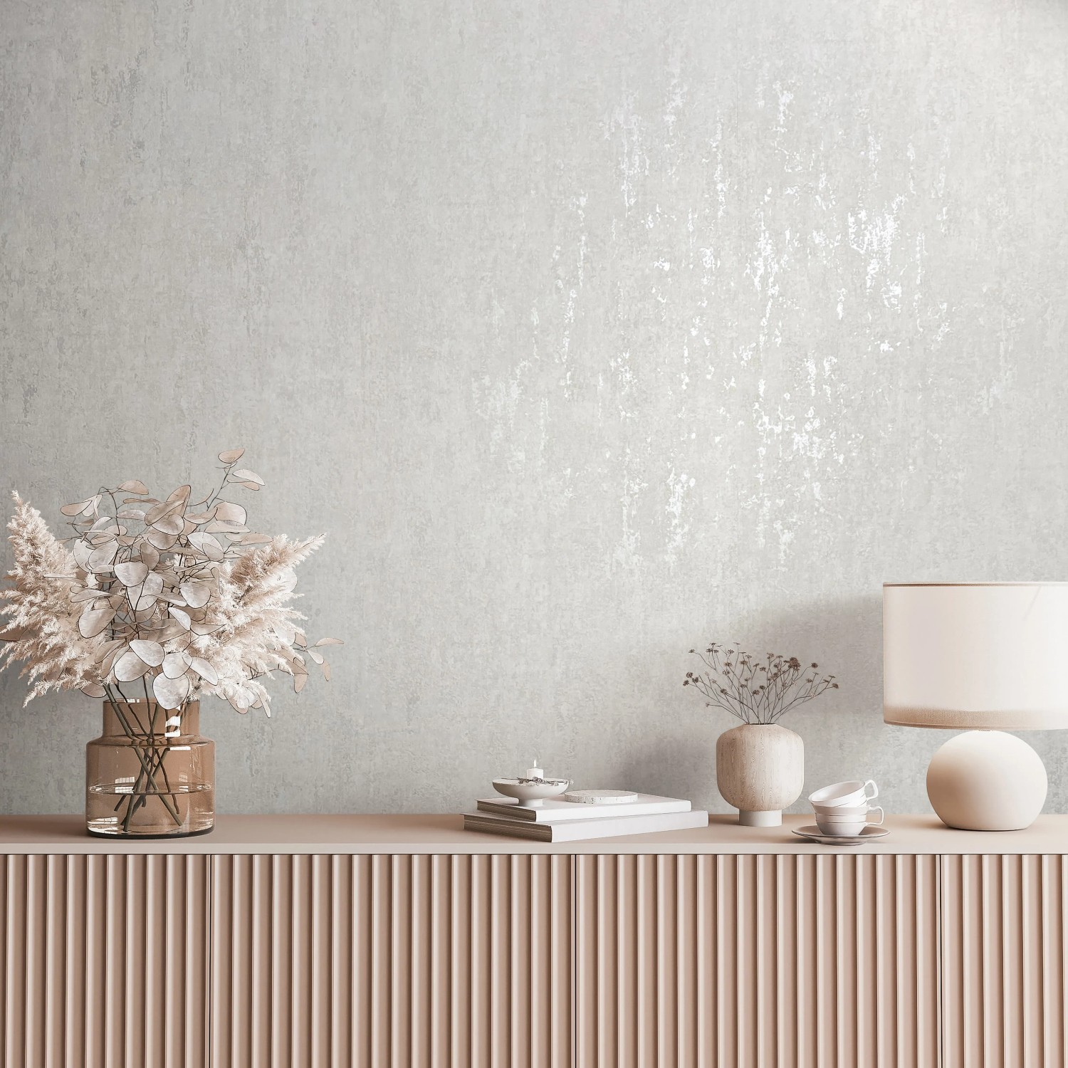 Cremefarbene Marburg Vliestapete in Betonoptik mit Glanzeffekt an einer Wand im Wohnraum.