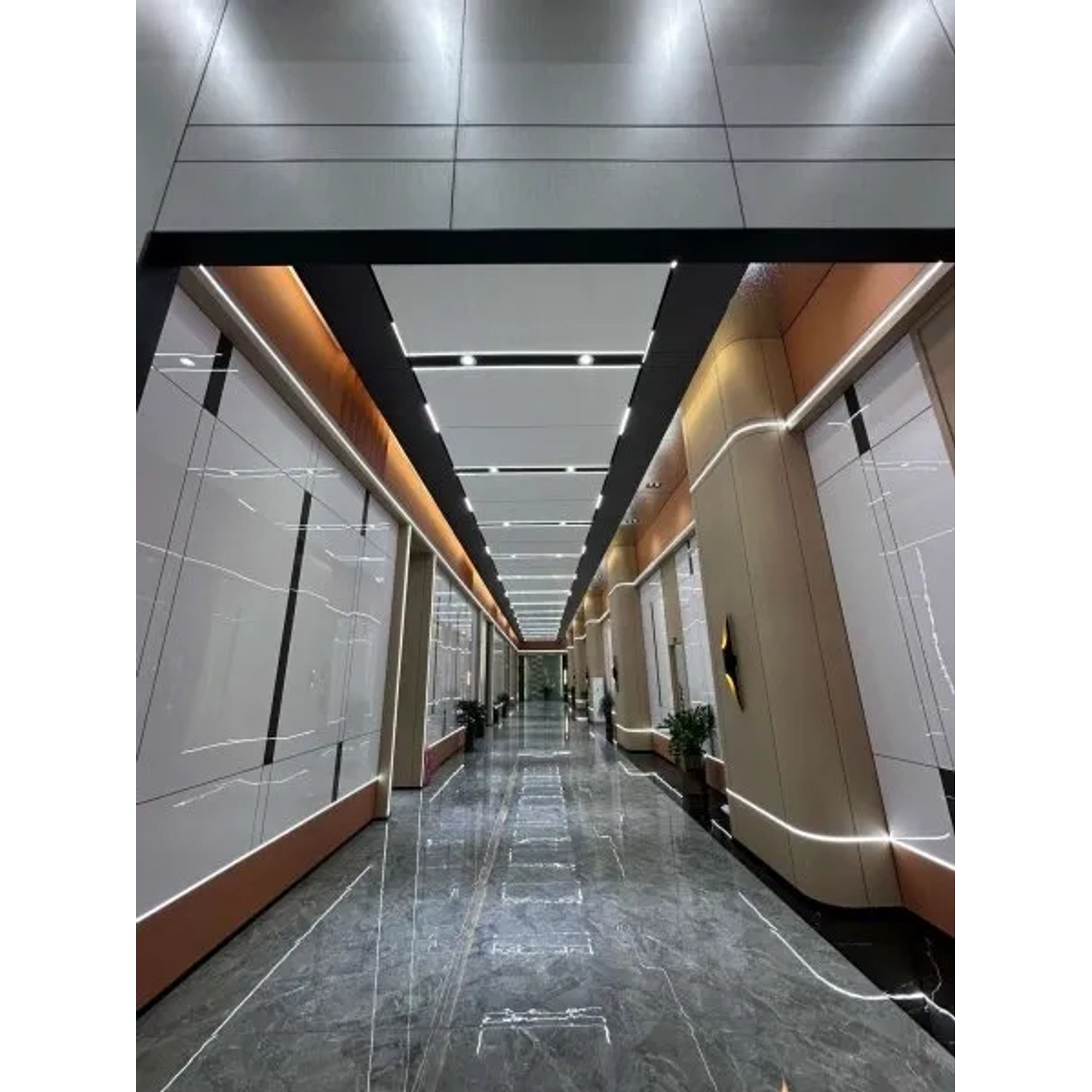 Heller Gang mit Colortree Wand- und Deckenpaneelen in Hellgrau mit Maserung. Wasserdicht und dämmend.