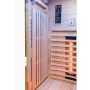 Innenansicht Dewello Infrarotkabine Kingston aus Hemlock-Holz mit Vollspektrumstrahler.