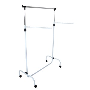 Verstellbarer Kleiderständer Trio von Wenko mit Rollen und zwei seitlichen Garderobenarmen.
