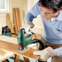 Bosch Stichsäge PST 700 E in Aktion beim Sägen von Holz. Kompakte grüne Säge mit Mann im Bild.