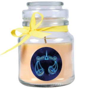 Duftkerze Waage im Glas mit Vanilleduft und gelber Schleife, 30 Stunden Brenndauer.