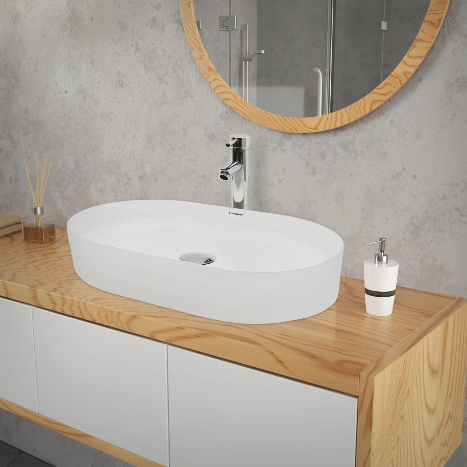 Ovales, weißes ECD Germany Aufsatzwaschbecken aus Keramik (605x380x125 mm) auf Waschtisch.