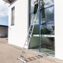 PROREGAL Glasreinigerleiter mit 4 Sprossen im Einsatz beim Fensterputzen.