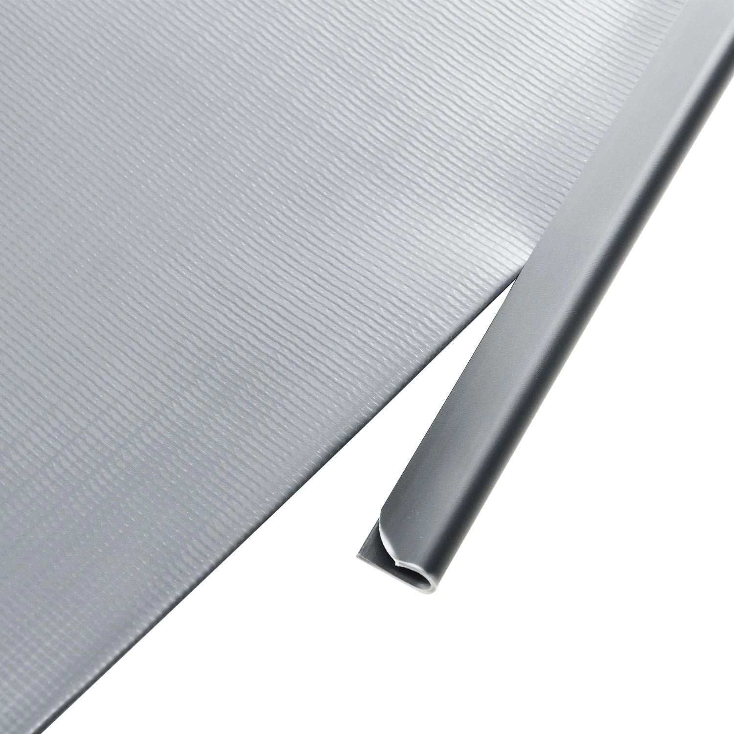 Detailaufnahme: Hellgrauer Juskys PVC Sichtschutzstreifen für Zaun, inkl. Befestigungsclip.