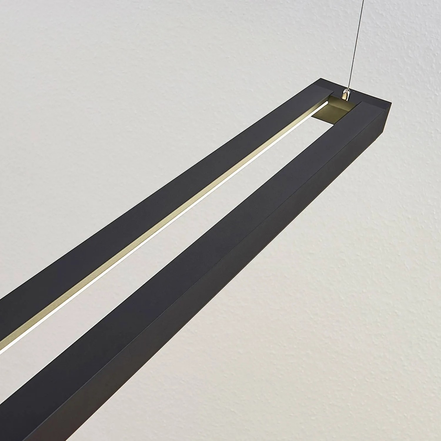 Moderne, schwarze LED Büroleuchte Cuna aus Aluminium für das Arbeitszimmer.